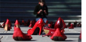Tante paia di scarpe rosse in una piazza.