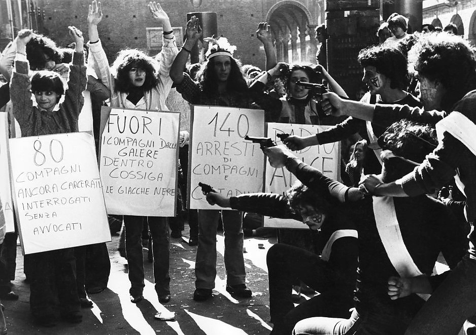 Indiani metropolitani, giovani che costituivano l’anima più libertaria e creativa del Movimento, con pistole giocattolo protestano contro la persecuzione di Radio Alice.