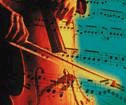 Un orchestrale suona un contrabbasso, sullo sfondo uno spartito musicale