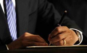 obama_firma_296