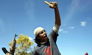 ragazzo_pistola_oro_296