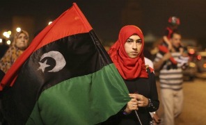 donna_bandiera_libica_296
